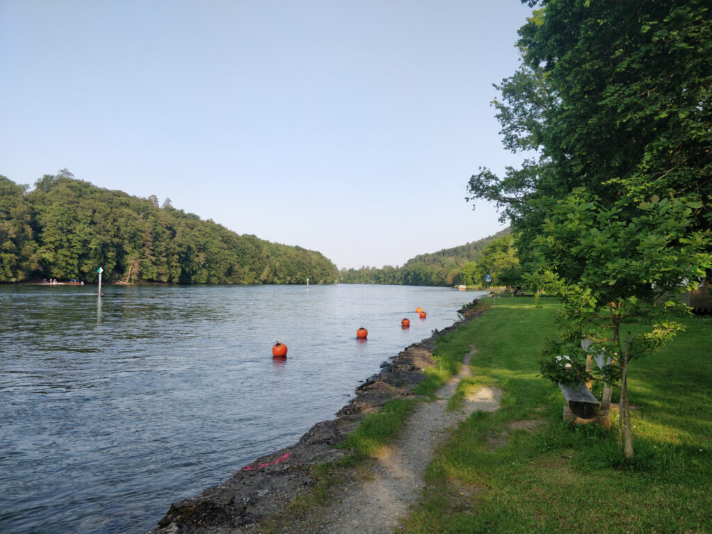 Blick vom Zeltplatz Fluss aufwärts