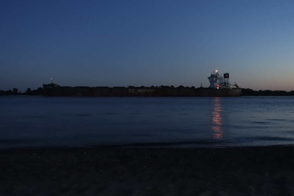 Containerschiff kurz nach Sonnenuntergang
