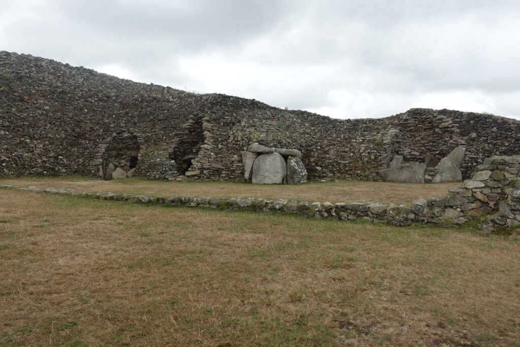 Der Grabhügel erbaut aus Stein. Es ist ein Eingang mit einem Dolmen zu erkennen. Der Eingang wird von einem grossen Stein blockiert und ist damit verschlossen.