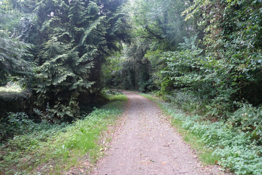 Naturstrasse über das Bahntrasse der stillgelegten Strecke von Morlaix nach Carhaix.