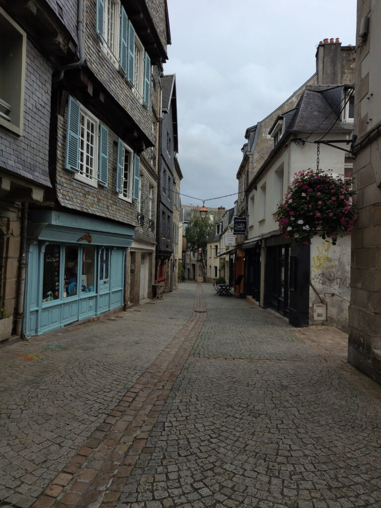 Eine etwas breitere Gasse in Morlaix umgeben von alten Gebäuden.