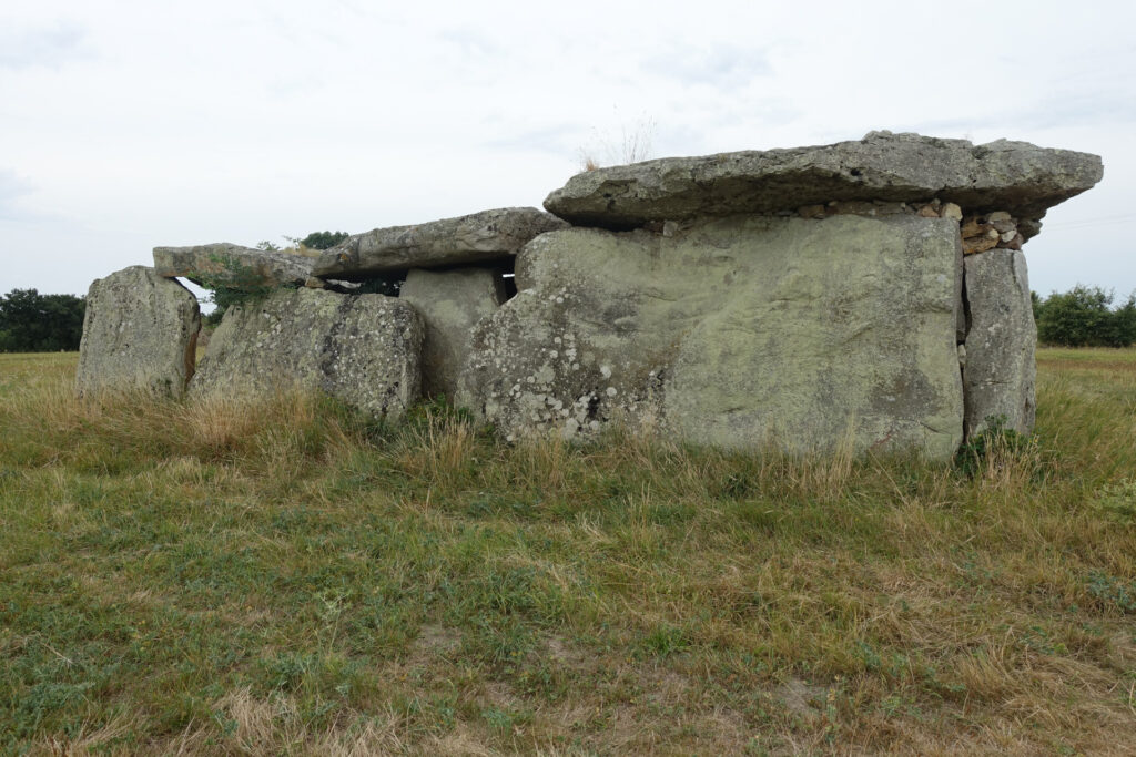 Dolmen aus Stein in einem trockenen Wiese.